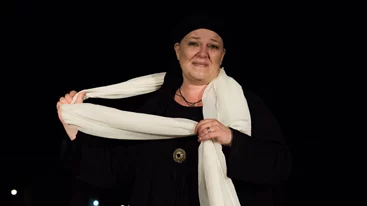 "Η κυρά της Ρω": Ένα θρυλικό πρόσωπο στη σκηνή για 9η χρονιά