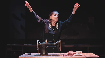 "Μια ζωή-Ο μονόλογος μιας μοδίστρας": Η Νένα Μεντή συνεχίζει να μαγεύει – Τα τελευταία εισιτήρια