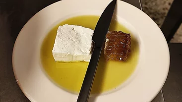 Το πιάτο της εβδομάδας: Κατσικίσιο τυρί με κερήθρα και αγουρέλαιο στο 'Λινού Σουμπάσης και ΣΙΑ'