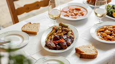 Μια παριζιάνικη ταβέρνα στρώνει τραπέζι μαζί με τον Οικονόμου