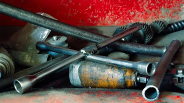 Ένα ερημωμένο συνεργείο αυτοκινήτων μετατρέπεται σε γκαλερί