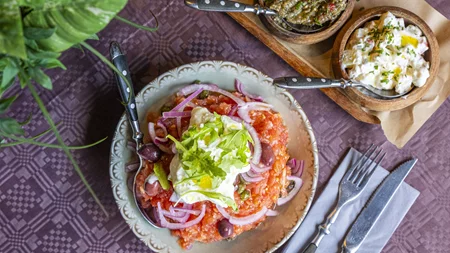 Στο Αιγάλεω, για γεύσεις που θυμίζουν την κουζίνα της γιαγιάς