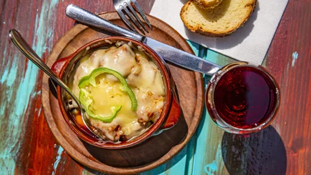 Σε έναν πεζόδρομο της Καλλιθέας υπάρχει ένα μεζεδοπωλείο-έκπληξη