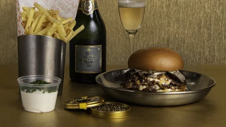 Ένα burger με φουά γκρα και ένα με φρέσκια τρούφα σε περιμένουν στο Smash ‘n Bun