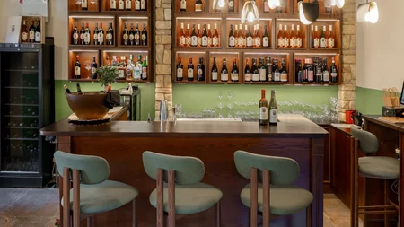 Δυσεύρετα ελληνικά κρασιά σε μια boutique vinoteca του Ψυρρή