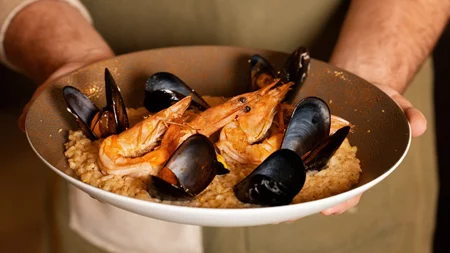 O καλός ελληνικός μεζές αποκτά σύγχρονη διάσταση σε ένα στέκι των ΝΠ