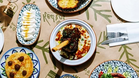 Η φρέσκια ταβέρνα που σερβίρει ιστορίες ελληνικής γεύσης στη Λυκόβρυση