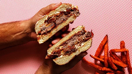 Ένα από τα πιο τίμια burgers της Αθήνας έφτασε στο Περιστέρι