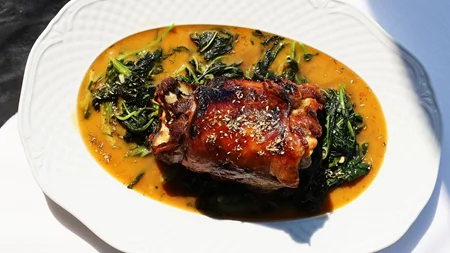 Το πιάτο της εβδομάδας: Αρνίσιος σβέρκος Βόνιτσας με χόρτα φρικασέ στο 'Vezené'