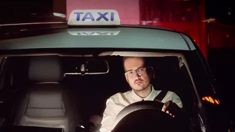 O Θανάσης Σαμαράς κυκλοφορεί 'Ελεύθερος' στο Θέατρο Noūs