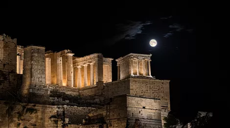 Σελήνη του Χιονιού: Πότε θα λάμψει και πού θα απολαύσεις την Πανσέληνο στην Αθήνα