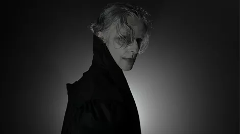 Theatre pick | Ο "Dracula" του Θάνου Παπακωνσταντίνου: Μια καθηλωτική, σκοτεινή μυσταγωγία