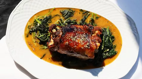 Το πιάτο της εβδομάδας: Αρνίσιος σβέρκος Βόνιτσας με χόρτα φρικασέ στο 'Vezené'