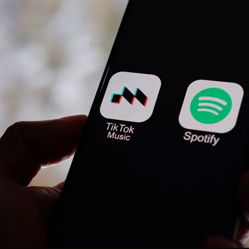 Θα σώσει ή θα σκοτώσει το TikTok την γκρούβα της μουσικής βιομηχανίας;