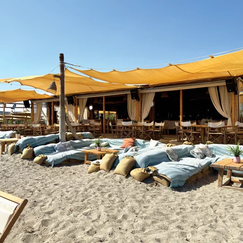 "Alopigia Beach Bar": Κοκτέιλ και ανεμελιά στην άμμο