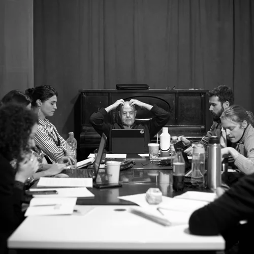 Ο Γιάννης Χουβαρδάς επιστρέφει στο Θέατρο Τέχνης με την "Παρεξήγηση" του Καμί