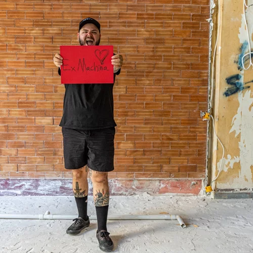 Επιτέλους ο Άνταμ Κοντοβάς ανοίγει το δικό του "Ex Machina" στο Παγκράτι και μας λέει τα πάντα γι αυτό