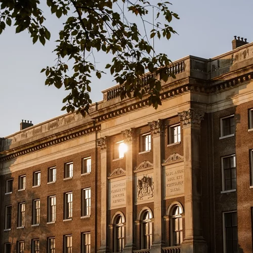 Το παλιό δικαστήριο που μεταμορφώθηκε σε εντυπωσιακό ξενοδοχείο