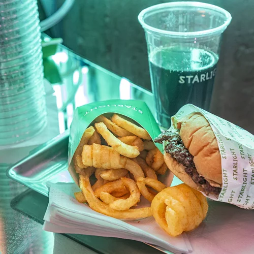 Πώς και γιατί το Starlight έγινε ένα από τα πιο δημοφιλή burgers της πόλης