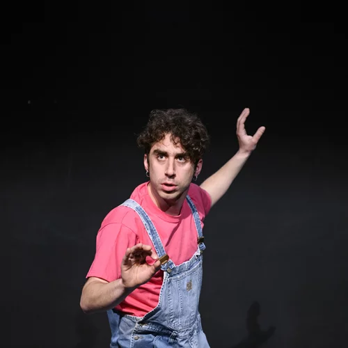 "Από Μέσα": Ένα θεατρικό εμπνευσμένο από το "Nutshell" του Ian McEwan