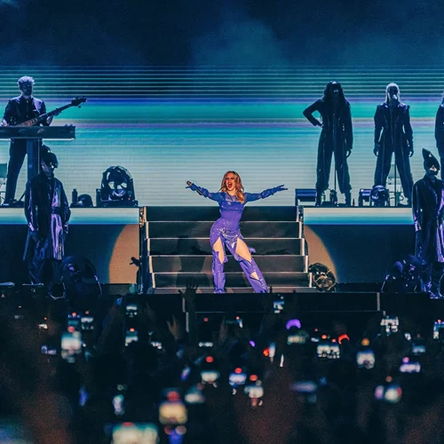 Η Kylie Minogue στην Πλατεία Νερού: Ποπ φαντασμαγορία και αγνή διασκέδαση