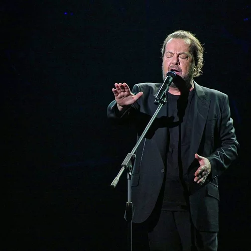 Γιάννης Πάριος: Λατρεία, συγκίνηση και χοροί, στο Θέατρο του Κολλεγίου Αθηνών