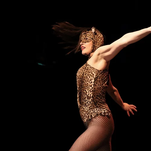 "Εσύ, η ζωώδης μηχανή": Δείτε αποκλειστικές φωτογραφίες από την παράσταση του βιβλίου της Ελένης Σικελιανός