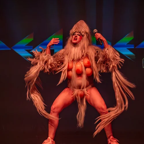 Η Peaches στο "Fuzz": Θυελλώδης ποπ, γυμνά στήθη και αποθέωση