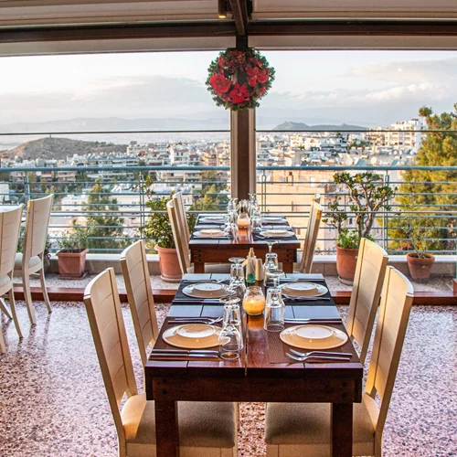 "Μπαλκόνι στις Κυκλάδες": Γιορτές με μοναδική θέα και υπέροχες γεύσεις