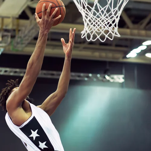 Η μπάλα του ΕUROBASKET 2022 στο παρκέ της ΕΡΤ