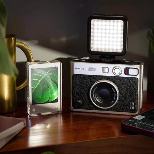 Η instax mini Evo της FUJIFILM φέρνει το vintage στη σύγχρονη ψηφιακή εποχή