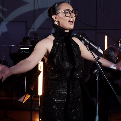 H Klavdia ερμηνεύει το "Mon Amour"