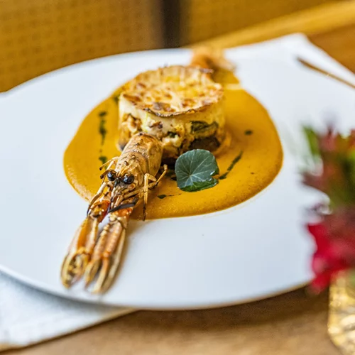 Mουσακάς καραβίδας και σοφρίτο για Όσκαρ στην Αθηναϊκή Ριβιέρα