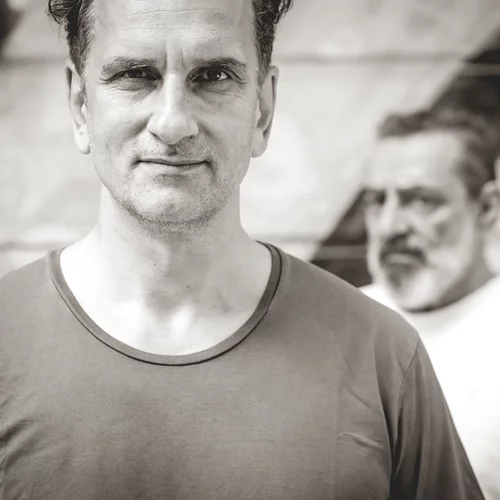 Με έναν ετερόκλητο αλλά υποσχόμενο θίασο ανεβάζει τη "Μεγάλη μαγεία" ο Παπαβασιλείου