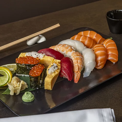 Το τοπ σουσάδικο που σερβίρει σε μια αεράτη ταράτσα με θέα τον Λυκαβηττό