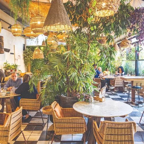 ''Lefkes on the side'': Tapas & more στο στέκι που επαναπροσδιορίζει το all-day