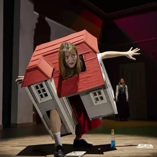 "Η Αλίκη όλων μας": Η Γεωργία Μαυραγάνη και ένα ονειρικό ταξίδι στην Παιδική Σκηνή του Εθνικού Θεάτρου