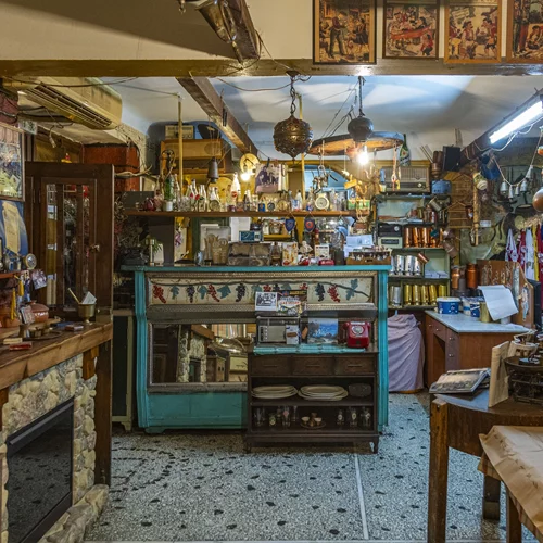 Ταβέρνες με ιστορία: Ο Τσομπανάκος στην Καισαριανή εξακολουθεί να σερβίρει άπαιχτο παϊδάκι