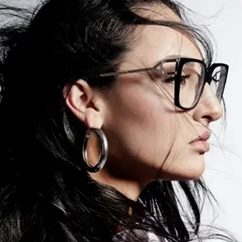 Ένα βίντεο με συμβολισμούς συνοδεύει το νέο τραγούδι "΄Άνεμος" που υπογράφει η  Klavdia