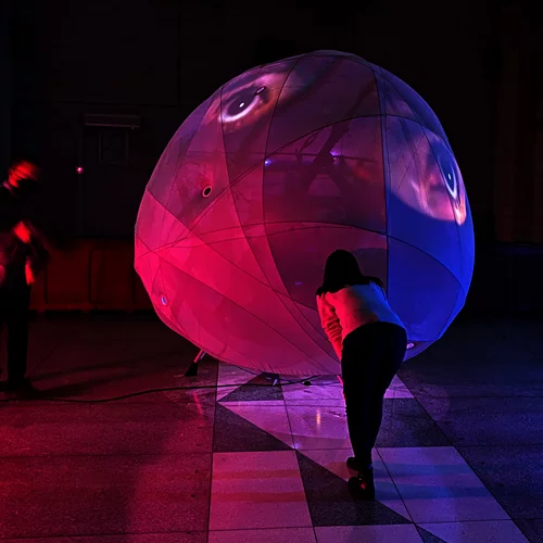 "Synesthesia": Μπορεί μια μηχανή να νιώσει το χώρο και τον επισκέπτη που την πλησιάζει;