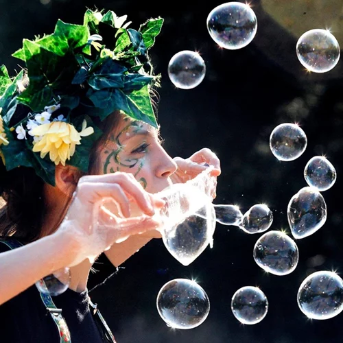 Θεατρικό παιχνίδι γεμάτο σαπουνόφουσκες στο "σχεδία home"