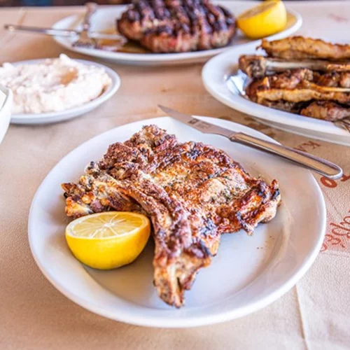 Εσείς πού θα τσικνίσετε; Δείτε το μεγάλο αφιέρωμά μας στα πιο ξεχωριστά κρεατοφαγικά στέκια