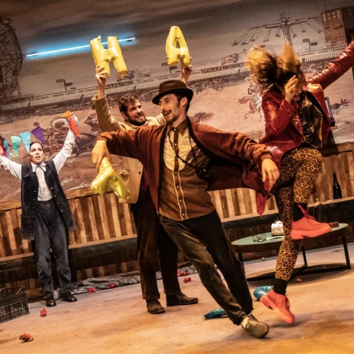 "Ο παγοπώλης έρχεται": συνεχίζεται η επιτυχημένη παράσταση του Ακύλλα Καραζήση στο σπανίως παιζόμενο έργο του Ο’ Νιλ