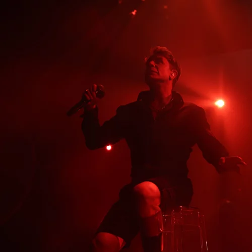 Γιατί o Γιώργος Μαζωνάκης κάνει συνεχόμενα sold-out; Πήγαμε στο Κέντρο Αθηνών για να βρούμε την απάντηση