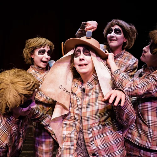 Το "Κάσπαρ" είναι μια αλληγορία για τον εγκλωβισμό μέσα στο θέατρο της ανθρώπινης ύπαρξης