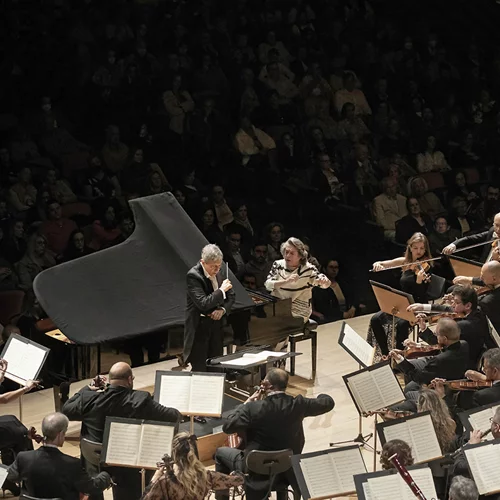 Σολίστ κύρους (Λεόνσκαγια, Παπανικολάου), υψηλές πτήσεις και ….επί σκηνής (!) οθόνες για το συναυλιακό ξεκίνημα της ΚΟΑ