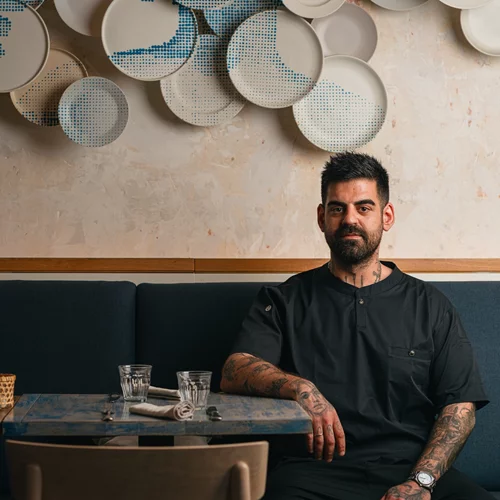 Ο Νικήτας Χατζηρούμπης είναι ένας σεφ που 'γεννήθηκε' στο καφενείο του χωριού