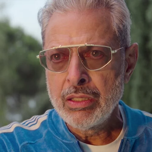 Ο Τζεφ Γκόλντμπλουμ είναι ένας Δίας σε κρίση μέσης ηλικίας στο "KAOS" του Netflix