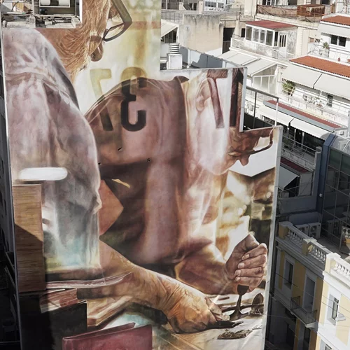 Νέα μεγάλη τοιχογραφία στα Εξάρχεια: Φόρος τιμής στην ελευθερία της σκέψης και στα βιβλιοδετεία