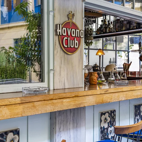 "Ipitou The Bar": Ο σταρ του (σχεδόν κρυφού) πεζόδρομου